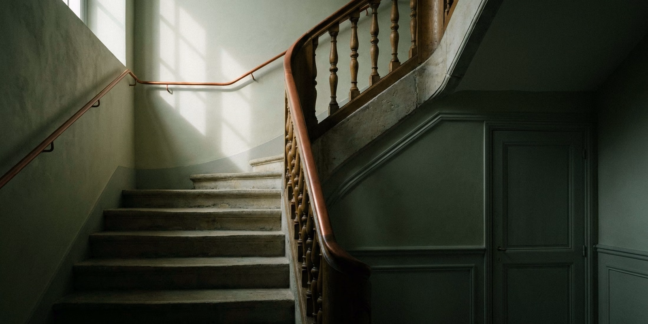 Pièce ancienne en basse lumière éclairée par une seule fenêtre latérale