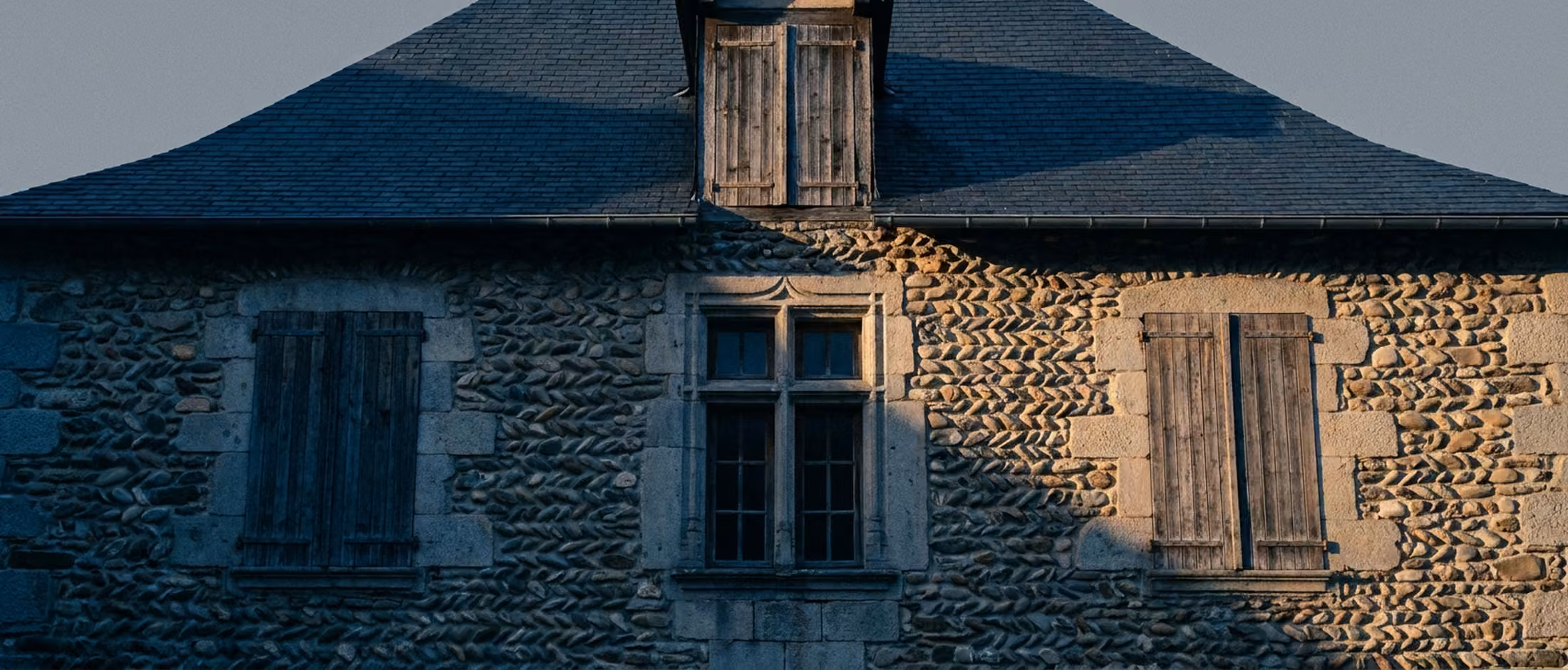 Mur de galets du gave à lit de mortier, maison béarnaise