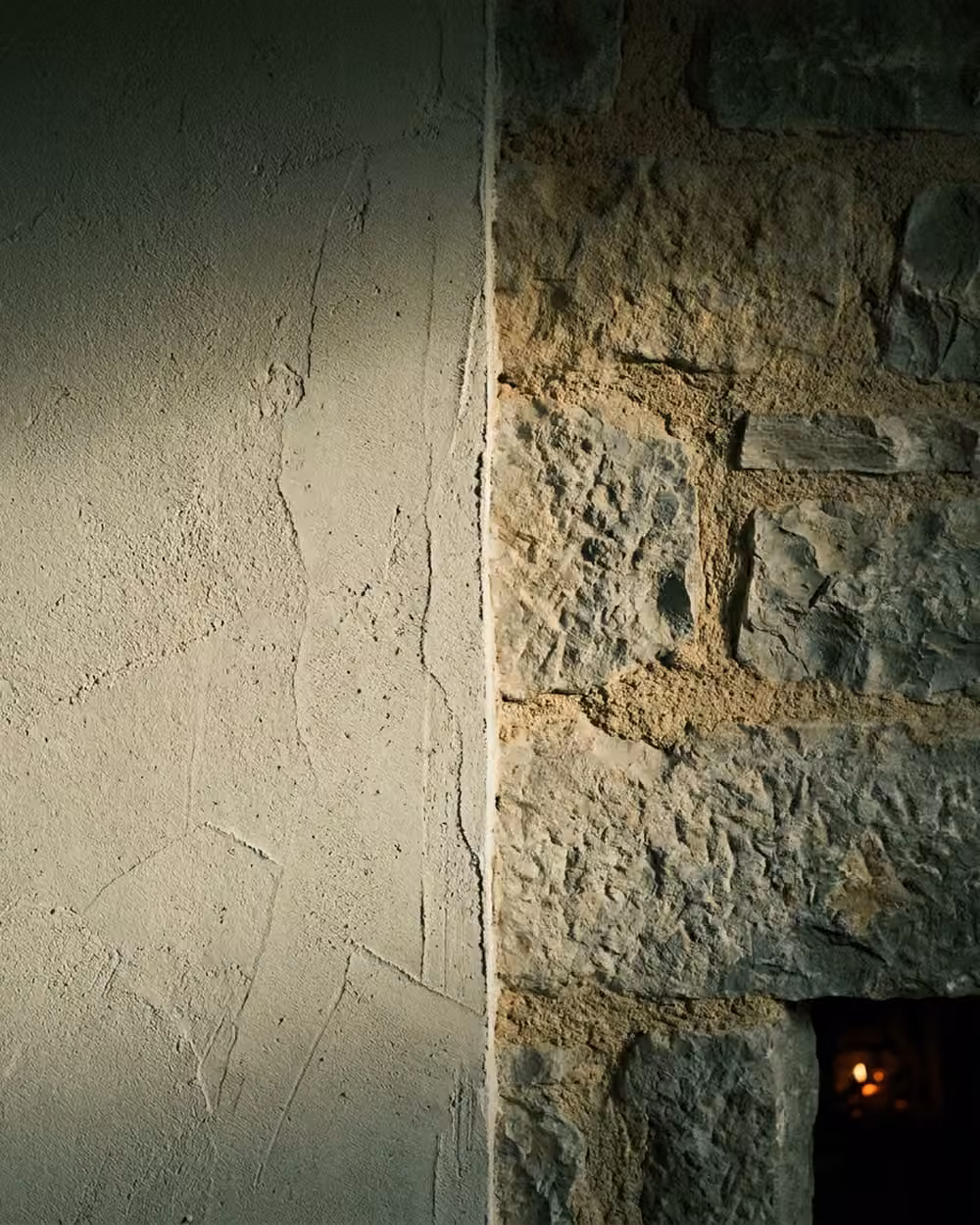 Mur ancien à moitié enduit, à moitié en pierre