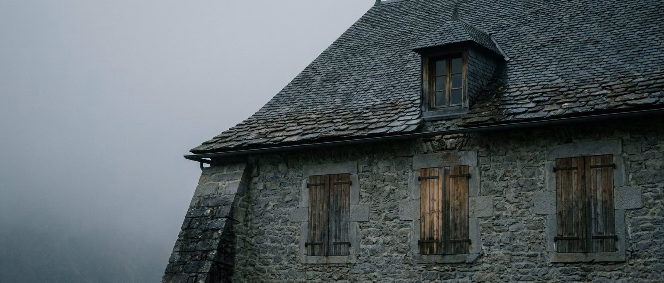 Maison de piémont en pierre et toit d'ardoise